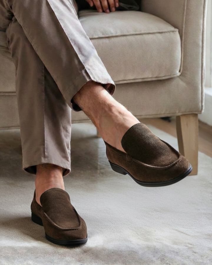 Woven slip-on loafers with round toes and flat soles