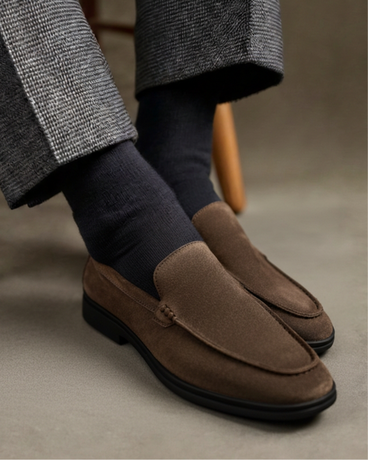 Woven slip-on loafers with round toes and flat soles