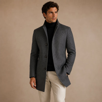 Men's single-breasted overcoat with notched lapels, long sleeves and side pockets